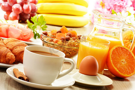 早餐用咖啡、橙汁、羊角面包、鸡蛋、蔬菜