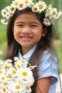 小冠花摄影照片_有雏菊冠的美丽的小女孩