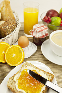咖啡面包摄影照片_美味的早餐，桌上有烤面包和果酱