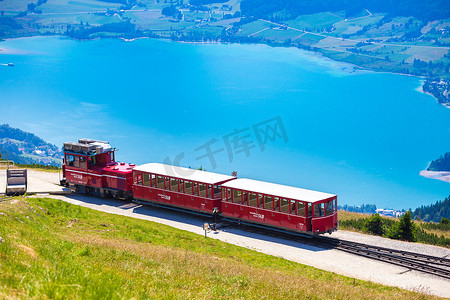 前往 Schafberg 峰顶的柴油火车铁路支架