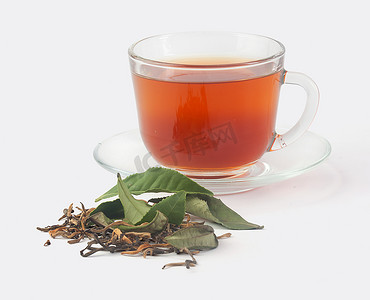 棕色茶叶摄影照片_有新鲜和干茶叶的茶杯