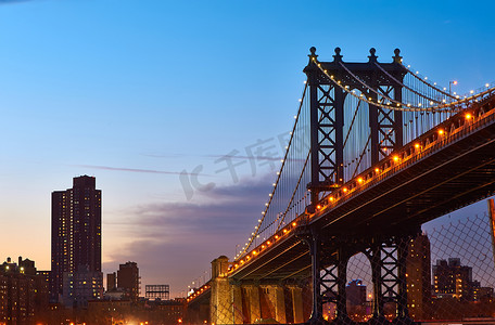 曼哈顿摄影照片_日落时从布鲁克林看曼哈顿大桥和天际线轮廓