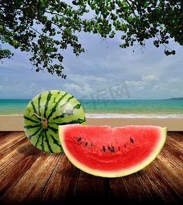 日本沙滩上的西瓜，夏季概念