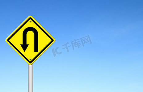 告背景摄影照片_黄色警告标志 u-turn roadsign 有蓝天背景