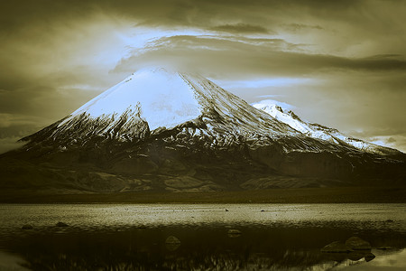 智利北部的 Parinacota 火山和 Chungara 湖