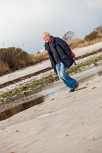 跑沿海滩的年长精力充沛的人