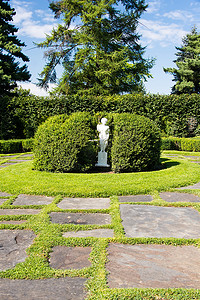 花园中的白色雕像