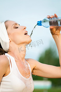 户外运动中的女性饮用水