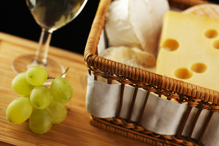 精致玻璃杯中的白葡萄酒，配奶酪和葡萄