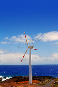 在海洋前面的风力发电机风车