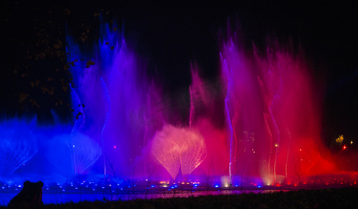 蓝色和红色的魔法喷泉