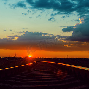 日落时铁路上的低太阳到地平线