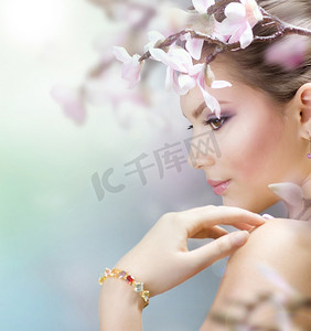 可爱清晰摄影照片_美丽的女孩与春天的花朵