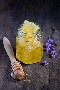 一罐带蜂窝的蜂蜜