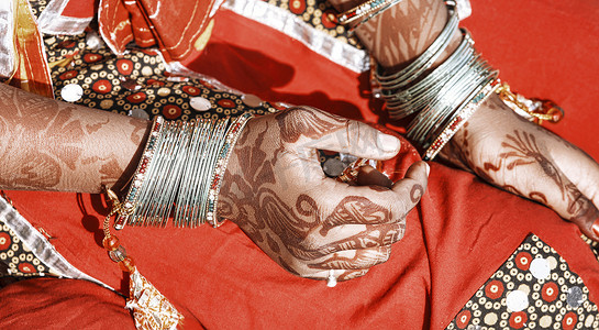 一个年轻的印度女人的手。