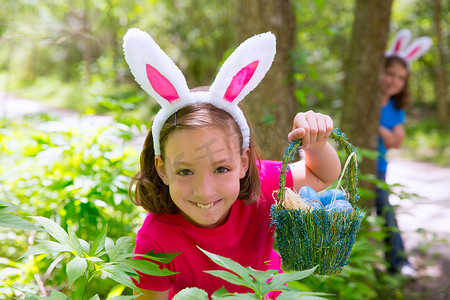 复活节女孩带着鸡蛋篮子和滑稽的兔子脸