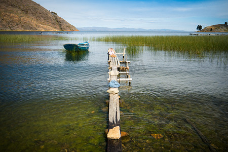 一艘划艇静静地停在的的喀喀湖上