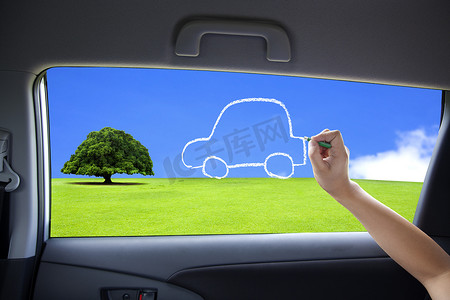 手绘环保摄影照片_在车窗上手绘生态绿色汽车概念