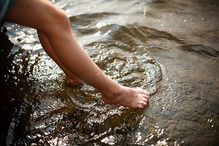 脚趾浸入水中