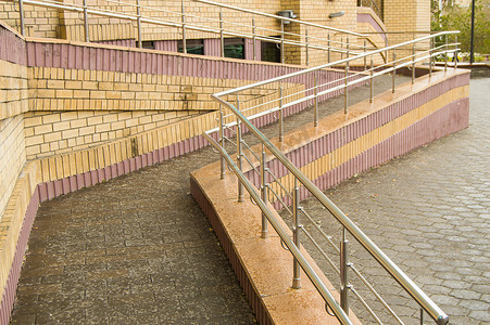 轮椅设计摄影照片_建筑物入口处供轮椅使用者移动的坡道