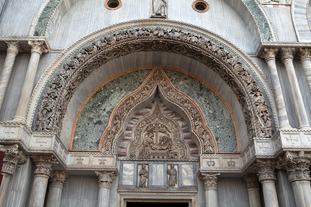 威尼斯 - 圣马可教堂入口处的大理石柱