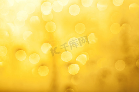 金水滴摄影照片_窗户上的水滴金色散景