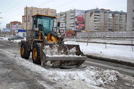 雪街道摄影照片_清理城市街道上的积雪。