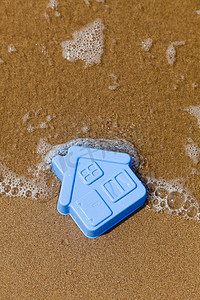 塑料玩具屋躺在沙滩上