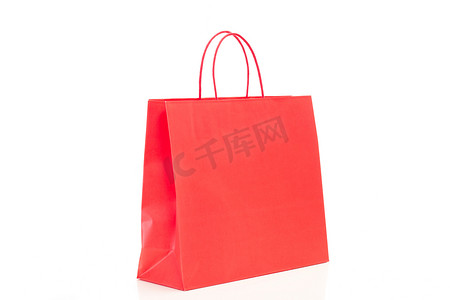 白色背景上的单个红色购物袋