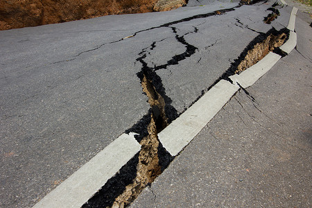 塌方摄影照片_泰国清莱地震导致道路破损