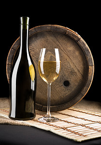 清茶老酒摄影照片_白葡萄酒和瓶子在老酒背景下的组成