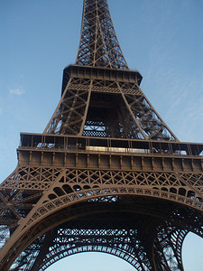 埃菲尔铁塔在巴黎，法国