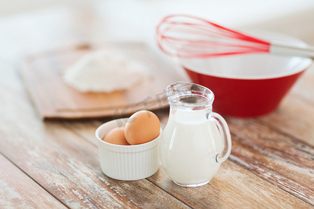 面糊摄影照片_一壶牛奶、碗里的鸡蛋和面粉