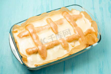 新鲜制作的自制苹果派，在长方形烤盘中加入奶油酸奶油和糖 — 照片，图片
