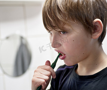 刷牙的小男孩