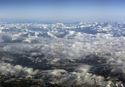 有多雪的山顶空中的瑞士阿尔卑斯山