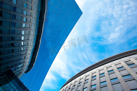 企业背景大气摄影照片_蓝天映衬下的现代办公楼
