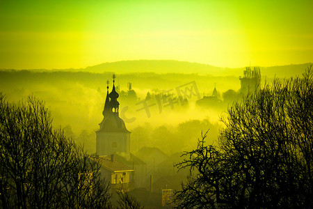 复活节欧洲小镇 Krizevci 的金色黎明