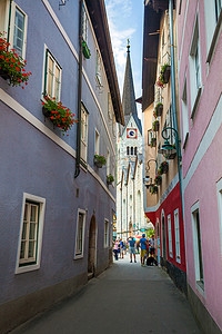 哈尔施塔特村前有游客的典型街道