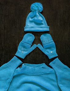 毛线帽子摄影照片_帽子上有绒球、手套、蓝紫色青色毛衣
