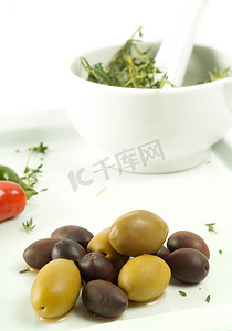 辣椒种植摄影照片_砂浆、杵、香草、辣椒和橄榄
