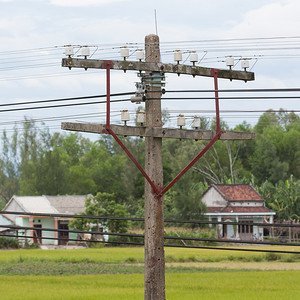 高压电路摄影照片_越南的小电塔