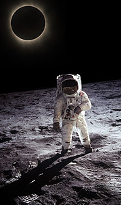 宇航员在月球土壤上行走