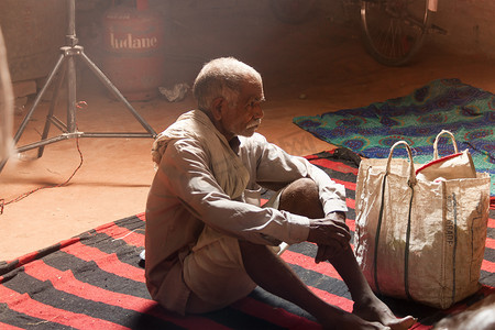 坐着放松的印度老村民