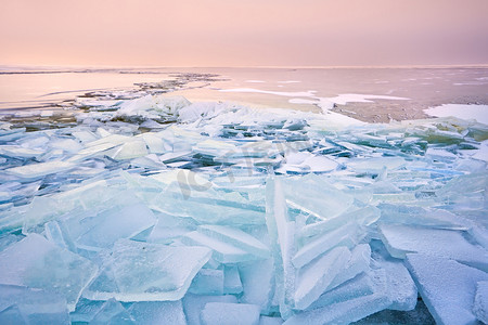 北海日落时破碎的架子冰块