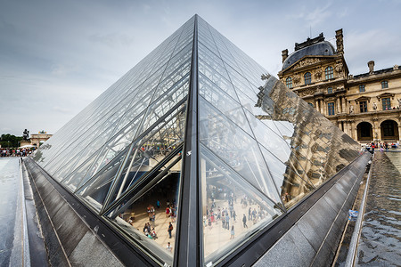法国巴黎卢浮宫摄影照片_法国巴黎卢浮宫博物馆前的玻璃金字塔