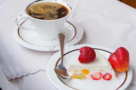 白草莓摄影照片_白盘上的草莓甜点和一杯咖啡