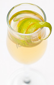 黄色鸡尾酒摄影照片_玻璃杯中的黄色鸡尾酒加柠檬味