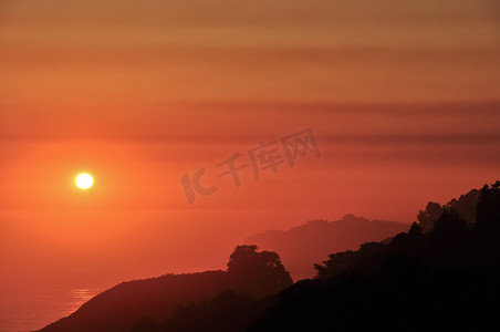 加利福尼亚州大苏尔海岸橙色日落与山脉轮廓