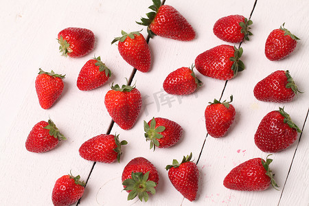 新鲜的草莓水果摄影照片_在一张白色桌上的新鲜的草莓